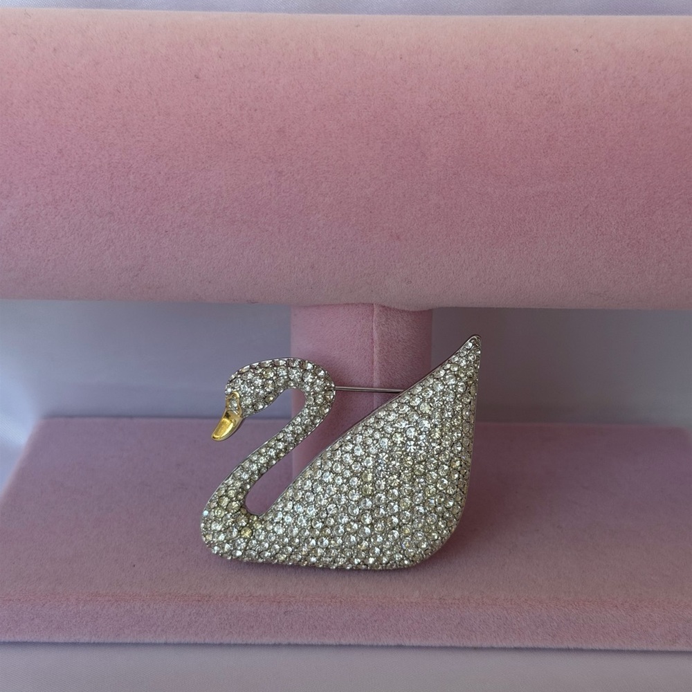 Beautiful Swarovski Pave Crystal
Iconic Swan Brooch Pin